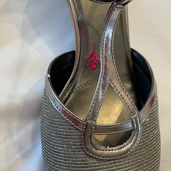 Ros Hommerson silver iridescent glitter fabric 7.5W T-strap heels - Picture 6 of 6